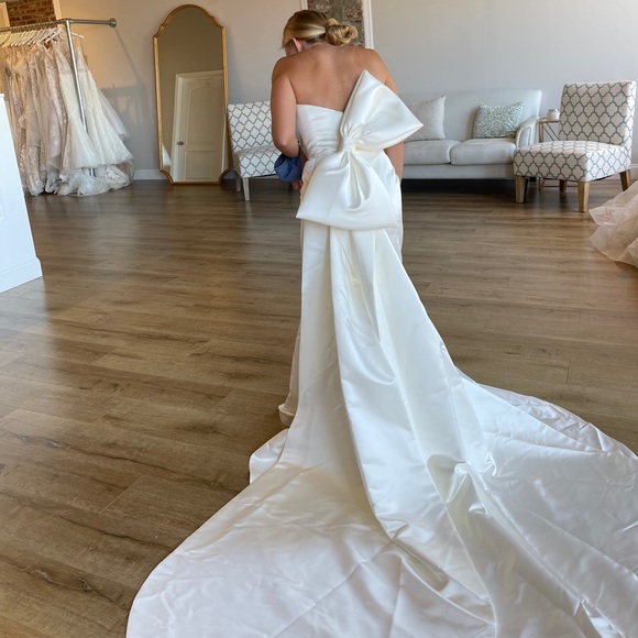 White bridal gown with removable bow - Picture 8 of 8